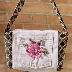 Bolso de hombro con bordado de rosas rosadas recicladas – Bolso vegano único de moda sostenible – Hecho a mano en Toronto