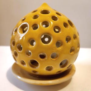 Lanterne en céramique jaune, petite, avec bougeoir | Poterie artisanale | Lanterne | Bougeoir en céramique fait main | Peinte à la main | Poids : 0,5 kg | Dimensions : 12 x 12 cm