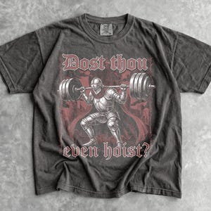 Dost Thou Even Hoist T-Shirt - Herren & Damen Unisex Grafik-T-Shirt - Mittelalterliches Fitnessstudio Meme Shirt - Pump Cover - Gewichtheben Shirt - Gym Ratte Tee