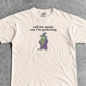 call me magic cuz i be gathering T-Shirt - Vintage Men & Women's Unisex Graphic Tee - Frog Mage Shirt - Funny Gamer Merch - Wizard Gifts