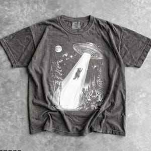 Raccoons UFO T-Shirt - Vintage Men & Women's Unisex Graphic Tee - Alien Abduction Tee - Funny Trash Panda Shirt - Alien Invasion Gifts