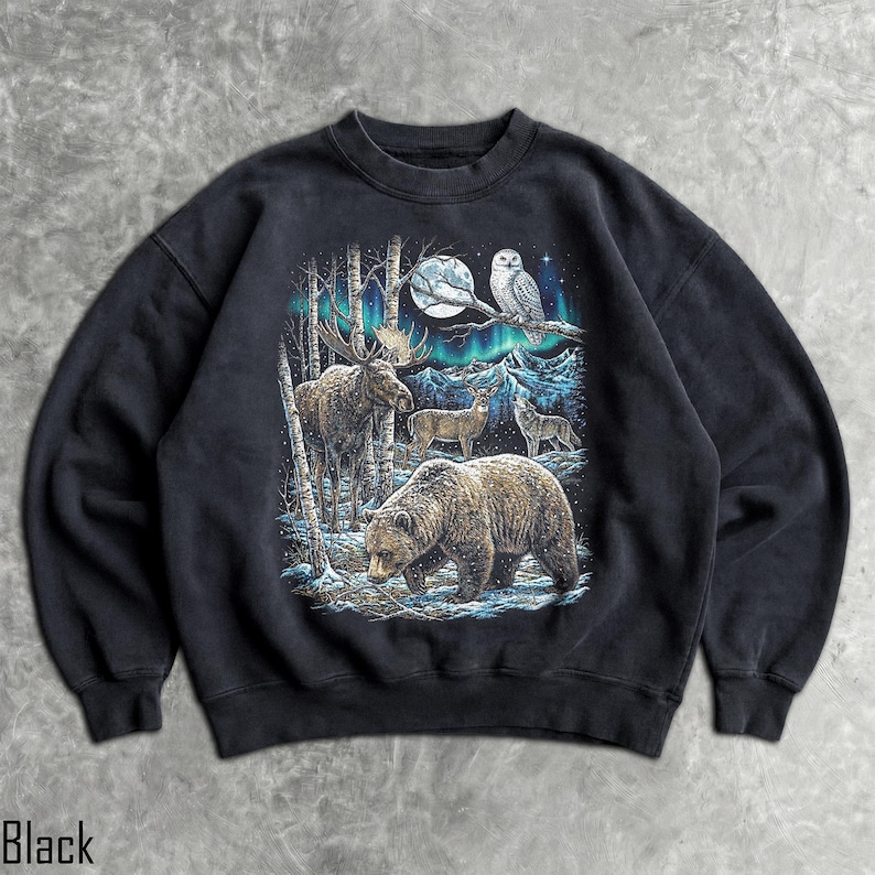 Felpa con stampa anni '90 Wildlife - Felpa con grafica unisex da uomo e da donna - Pullover vintage da avventura - Orso - Alce - Lupo - Cervo - Gufo - Girocollo immagine 1