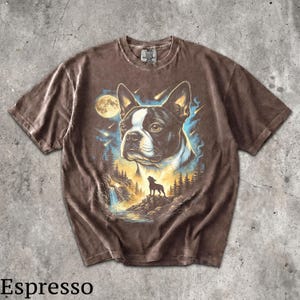 K&ouml;nnte beinhalten: Ein espressofarbenes Kurzarm-T-Shirt mit einem Grafikdruck eines Boston Terriers. Das Design zeigt ein gro&szlig;es Hundeportr&auml;t, eine kleine Hundesilhouette auf einer Klippe, einen Wasserfall, einen Wald, einen Vollmond und fallende Sterne.