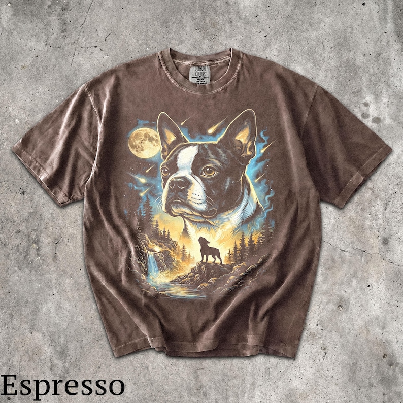 K&ouml;nnte beinhalten: Ein espressofarbenes Kurzarm-T-Shirt mit einem Grafikdruck eines Boston Terriers. Das Design zeigt ein gro&szlig;es Hundeportr&auml;t, eine kleine Hundesilhouette auf einer Klippe, einen Wasserfall, einen Wald, einen Vollmond und fallende Sterne.