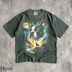 K&ouml;nnte beinhalten: Ein kurz&auml;rmeliges T-Shirt in dunklem Moosgr&uuml;n mit einem Grafikdruck, der das Gesicht eines Boston Terriers, die Silhouette eines heulenden Hundes vor einem Vollmond, eine Waldlandschaft, einen Wasserfall und Sternschnuppen zeigt.