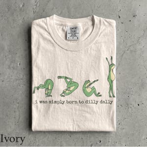 Born To Dilly Dally T-shirt - Herr & Dam Unisex Grafisk T-shirt - Rolig Groda Meme T-shirt - Konstig Dum T-shirt - Söt Retro T-shirt Ivory