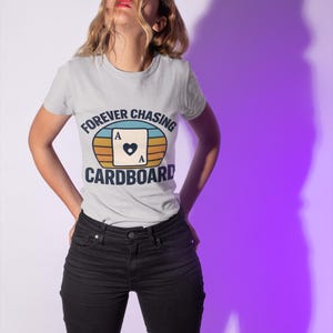 T-shirt Forever Chasing en carton, T-shirt graphique pour joueur, haut unisexe à manches courtes, cadeau pour les joueurs, chemise pour amateur de jeux de société, tenues décontractées amusantes