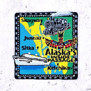 Peut inclure: Écusson brodé représentant une carte de l'Alaska avec le texte "Alaska's Inside Passage". L'écusson comprend des illustrations d'un train, d'un bateau de croisière et d'un totem. Les villes de Skagway, Juneau, Sitka et Ketchikan sont indiquées.