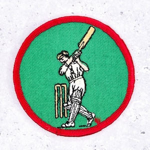 Könnte beinhalten: Ein Set aus drei Keramikbechern mit gesprenkelter, matter Oberfläche. Die Becher sind in Creme-, Hellgrau- und Dunkelgrautönen gehalten. Jeder Becher hat ein schlichtes, minimalistisches Design und einen abgerundeten Henkel.