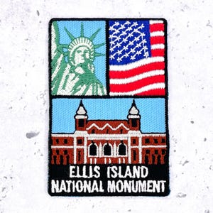 Könnte beinhalten: Ein rechteckiger gestickter Aufnäher mit der grünen Freiheitsstatue und einer rot-weiß-blauen amerikanischen Flagge in den oberen Feldern. Das untere Feld zeigt ein braunes Gebäude vor hellblauem Himmel mit dem Text Ellis Island National Monument.