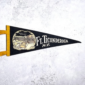 Mini Flâmula Vintage do Forte Ticonderoga • Guerra Revolucionária de Feltro dos anos 70 • Norte do estado de Nova York 5" x 12"
