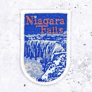 Peut inclure: Planche à découper en bois faite à la main, finition naturelle. La planche rectangulaire a une rainure à jus et une poignée. Dimensions : environ 45 cm de long, 30 cm de large et 2,5 cm d'épaisseur.