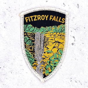 Vintage Fitzroy Falls-tygmärke • NSW Australien Vattenfall Souvenir • Sy-på NOS