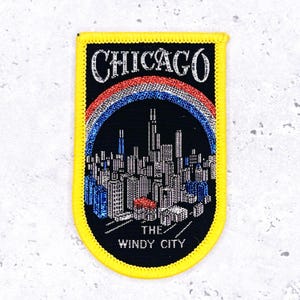 Può includere: Un set di tre tazze in ceramica con finitura opaca e macchiettata. Le tazze sono nei toni del crema, grigio chiaro e grigio scuro. Ogni tazza ha un design semplice e minimalista.