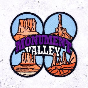 Può includere: Set di tre tazze in ceramica con finitura opaca e macchiettata. Le tazze sono nei toni del crema, grigio chiaro e grigio scuro. Design semplice e minimalista.