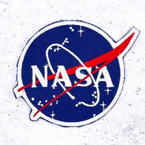 Puede incluir: Un juego de tres botes de cerámica con tapas. Los botes son blancos con un estampado floral azul. El más grande mide 20 cm de alto, el mediano 18 cm y el más pequeño 15 cm.