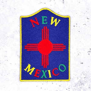 Może przedstawiać: Zestaw trzech ceramicznych kubków z nakrapianym, matowym wykończeniem. Kubki są w odcieniach szarości, bieli i czerni. Każdy kubek ma prosty, minimalistyczny design, odpowiedni do kawy lub herbaty.