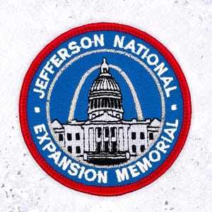 Vintage Jefferson National Expansion Memorial-märke • Gateway Arch St Louis • Strykbart NOS
