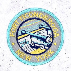 Patch vintage do Forte Ticonderoga • Canhões da Guerra da Independência de Nova York • Peça única termocolante