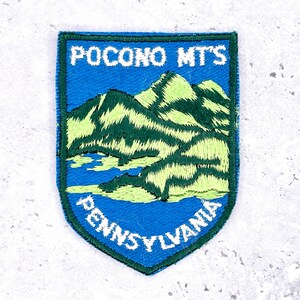 Peut inclure: Ensemble de trois mugs en céramique avec une finition mate et mouchetée. Les tasses sont de couleur crème, marron clair et marron foncé. Chaque mug a un design simple et minimaliste.