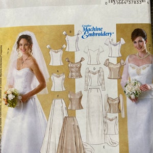 Puede incluir: Patrón de costura Butterick B4131 para vestidos de novia. El patrón presenta varios estilos de corpiños y faldas, incluida una opción de manga larga. La portada incluye imágenes de novias con los vestidos y el texto "Creative Machine Embroidery".