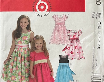 Può includere: Un cartamodello per cucire quattro diversi stili di abiti per ragazze. Il cartamodello è per le taglie 7-8, 10-12 e 14. Il cartamodello si chiama McCall's M6020.
