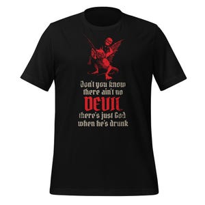 Op de afbeelding: Zwart t-shirt met een rode afbeelding van een gevleugelde duivel en ruiter. De tekst op het shirt luidt: "Don't you know there ain't no DEVIL there's just God when he's drunk."