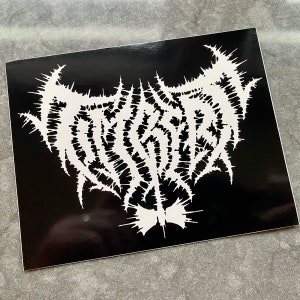 Op de afbeelding: Een zwart-witte sticker met het woord "VOIDSTARE" in een gestileerd, stekelig lettertype. Het ontwerp is een gedurfde, grafische verklaring, waarbij de witte tekst sterk contrasteert met de zwarte achtergrond. De sticker heeft een glanzende afwerking.