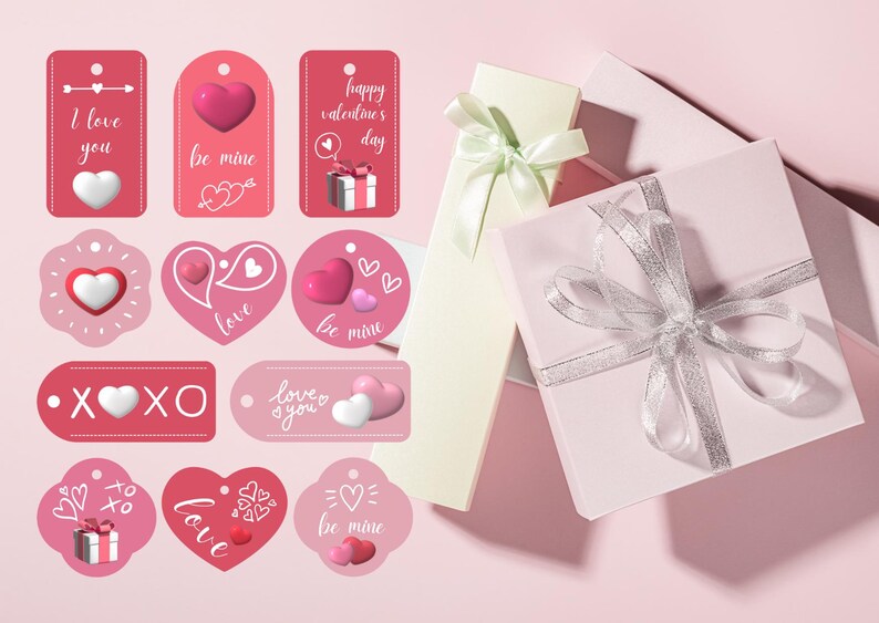 Puede incluir: Un conjunto de etiquetas de regalo y cajas de regalo para el D&iacute;a de San Valent&iacute;n. Las etiquetas tienen varias formas y colores, con frases como "Te amo" y "s&eacute; m&iacute;o". Las cajas de regalo son rosas y blancas, atadas con cintas.