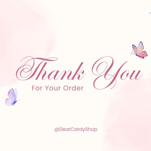 Puede incluir: Tarjeta de estilo acuarela con un fondo rosa suave y detalles florales. Las palabras "Thank You For Your Order" est&aacute;n escritas en una elegante escritura. Tambi&eacute;n se presentan mariposas y el identificador de la tienda en redes sociales.
