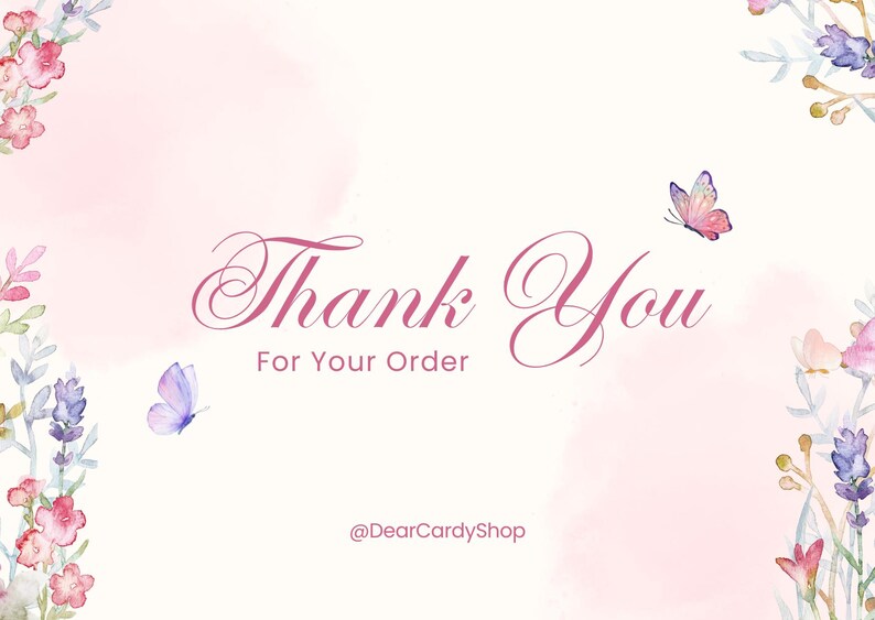 Puede incluir: Tarjeta de estilo acuarela con un fondo rosa suave y detalles florales. Las palabras "Thank You For Your Order" est&aacute;n escritas en una elegante escritura. Tambi&eacute;n se presentan mariposas y el identificador de la tienda en redes sociales.
