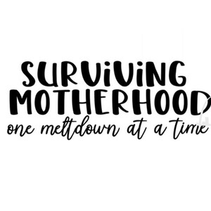 Survivre à la maternité Un effondrement à la fois svg coupé png jpeg fichier maman enfant en bas âge école tasse de café decal diy svg Silhouette cricut