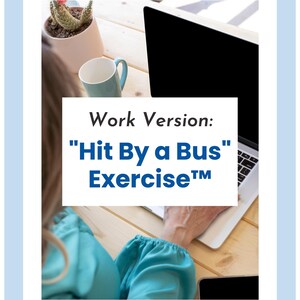 Op de afbeelding: Een laptop met een zwart scherm staat op een licht houten oppervlak. De tekst "Work Version: "Hit By a Bus" Exercise" wordt weergegeven op een witte rechthoek. Een turquoise mok en een kleine plant in een pot zijn ook zichtbaar.