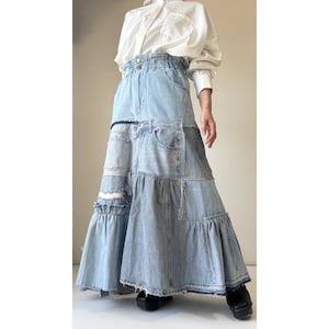 Hellblauer Denim Patchwork Stufenrock | 23-Panel Upcycled Maxi mit rohen Kanten und versammelten Details, handgefertigt in Japan