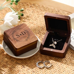 Personalized Wedding Necklace Box, Engraved Wood Necklace Box With Name, Necklace Display Box, Anniversary Gift, Gift for Her, Gift For Mom
