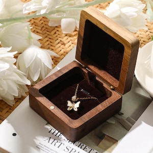 Engraved Wood Necklace Box With Name, Personalized Wedding Necklace Box, Necklace Display Box, Anniversary Gift, Gift for Her, Gift For Mom