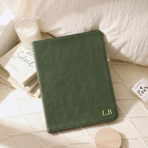 Ciemnozielone, personalizowane skórzane etui na iPada, zupełnie nowe etui na iPada, iPad Air 11/13 z 2026 r., iPad Pro 11/13, iPad 12. generacji, etui na iPada Mini 7
