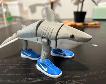 3D-geprint Flexi Shark-speelgoed TralaleroTralala – gelede figuur met AJ-schoenen | Bureauspeelgoed | 15 cm