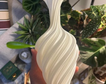 Silk-Style Twisted Vase | Modern Sculptural Decor | 22cm Pearl White