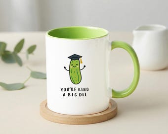 Tazza di laurea a forma di sottaceto, "Sei un tipo tosto", tazza da caffè bicolore da 11 once, divertente regalo di laurea per lui e per lei, regalo di congratulazioni per la classe del 2026