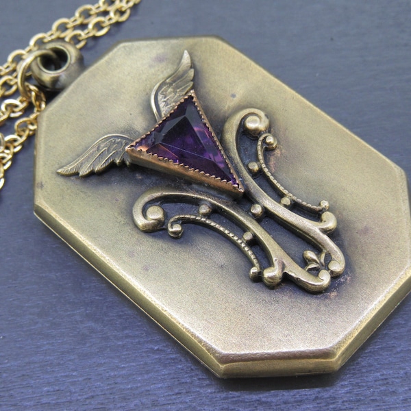 Collier médaillon coulissant initial Art nouveau antique avec chaîne de 40,4 cm, triangle en verre violet avec éclat, médaillon ailé