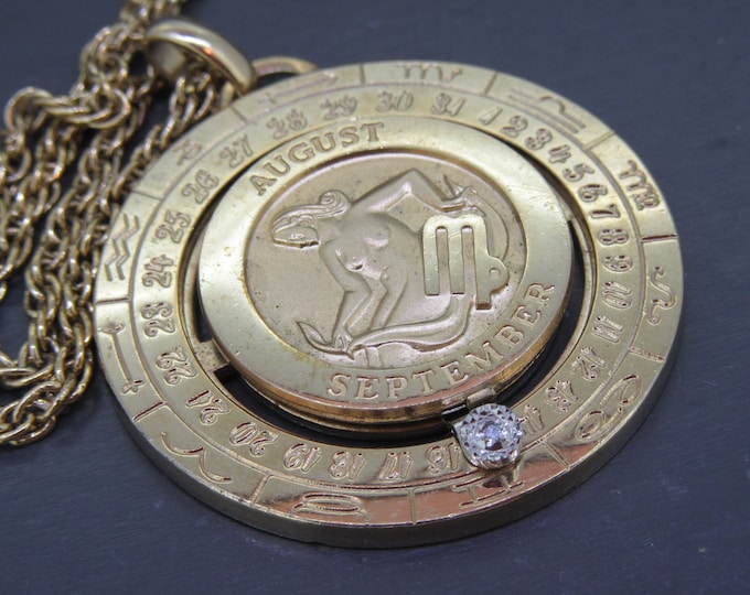 Collier vintage à pendentif zodiaque Vierge par Pierra Cardin avec rehausseur de diamants sur chaîne de 18 pouces, date personnalisée mobile