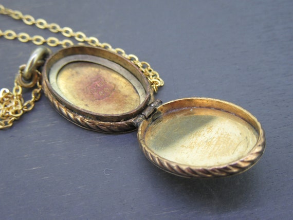 Antique Oval Locket Necklace with 18" Chain, Anti… - image 2