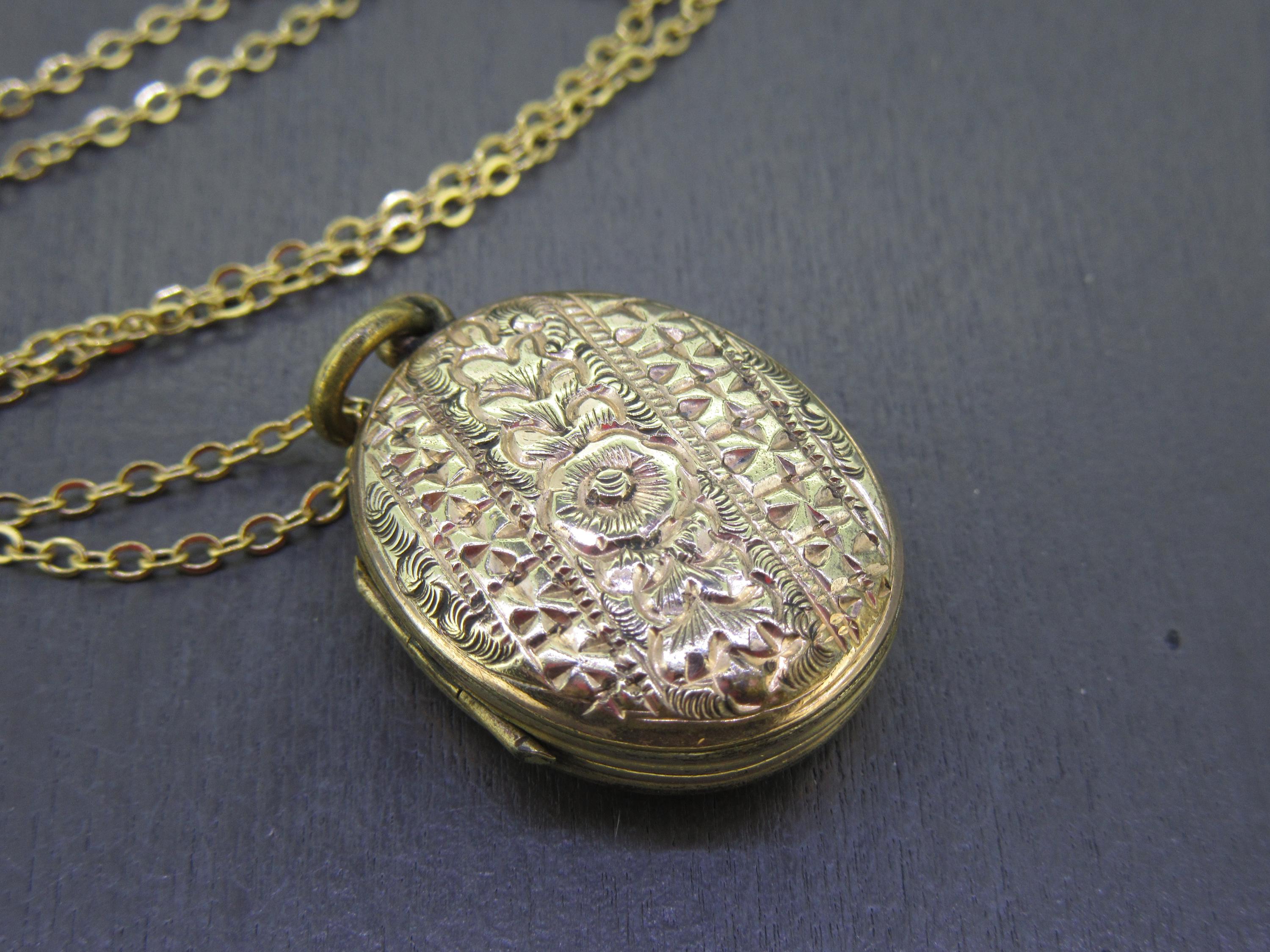 ローラ・リージュエリー　アンティークペンダント アンティークオーバルロケットネックレス、両面に花やその他のデザイン