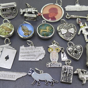 Bracelet à breloques vintage au choix, coeur gonflé Walter Lampl, coeur cadenas, sablier, zodiaque, mains en prière, San Francisco, poker, chat