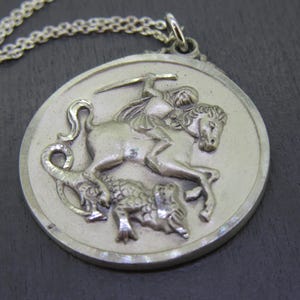 Collar con colgante vintage de San Jorge en plata de ley, San Jorge el cazador de dragones