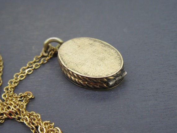 Antique Oval Locket Necklace with 18" Chain, Anti… - image 4