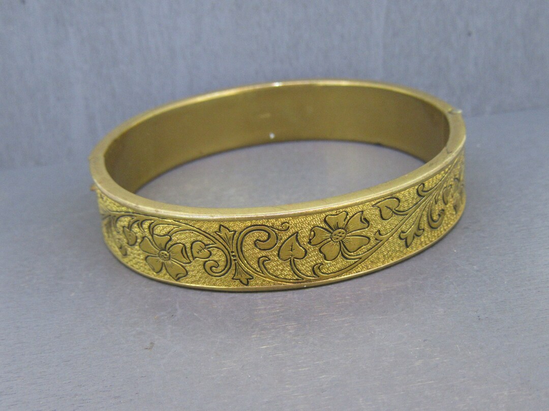Vintage Black & Gold Tone Hinged Bangle Bracelet .