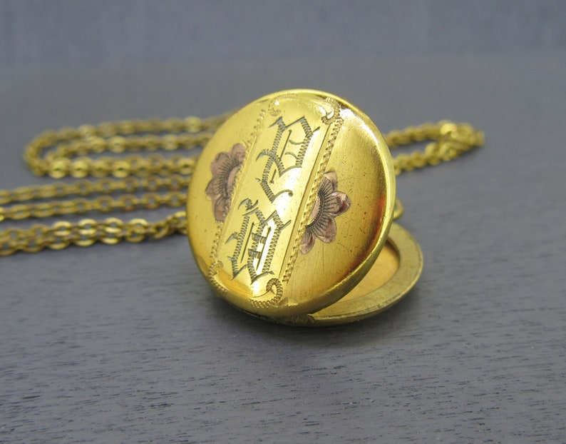 Vintage Jewelry Round Circle Locket with PW Engraved PW Initial Vintage Locket Necklace with 18 12k Gold Filled Chain