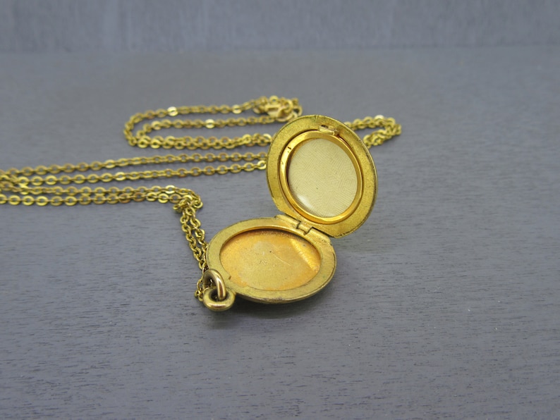 Vintage Jewelry Round Circle Locket with PW Engraved PW Initial Vintage Locket Necklace with 18 12k Gold Filled Chain